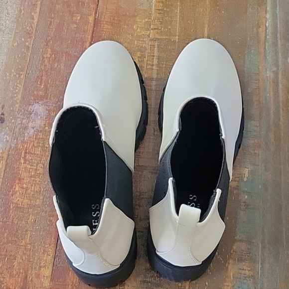 GUESS Lug Sole Chelsea Boots - Picture 7 of 10